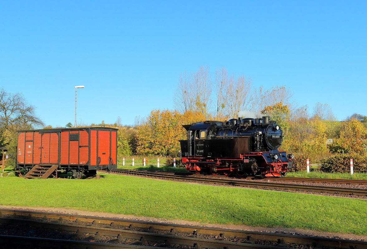 99 6001 am 19.10.2014 auf Rangierfahrt im Bahnhof Gernrode, unmittelbar vor Übernahme eines Sonder-PmG`s der IG HSB.