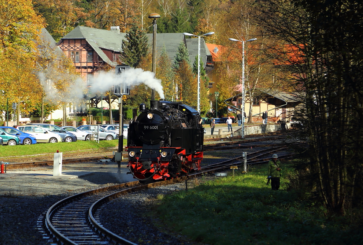 99 6001 am 19.10.2014 auf Rangierfahrt im Bahnhof Alexisbad. Gerade hat sie ihren IG HSB-Sonder-PmG von Harzgerode heruntergebracht und setzt jetzt um, wonach es weiter nach Silberhütte und Straßberg geht.