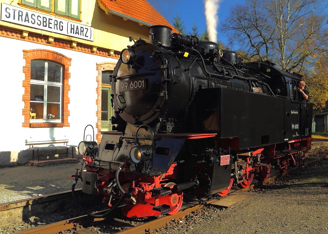99 6001 am 19.10.2014 beim Umsetzen im Bahnhof Straßberg (Harz). (Bild 2) 