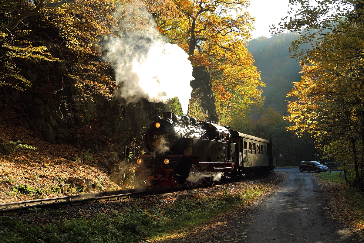 99 6001 am 19.10.2014 zwischen Mägdesprung und Alexisbad beim Zurückdrücken ihres IG HSB-Sonderzuges zur Vorbereitung einer Scheinanfahrt.