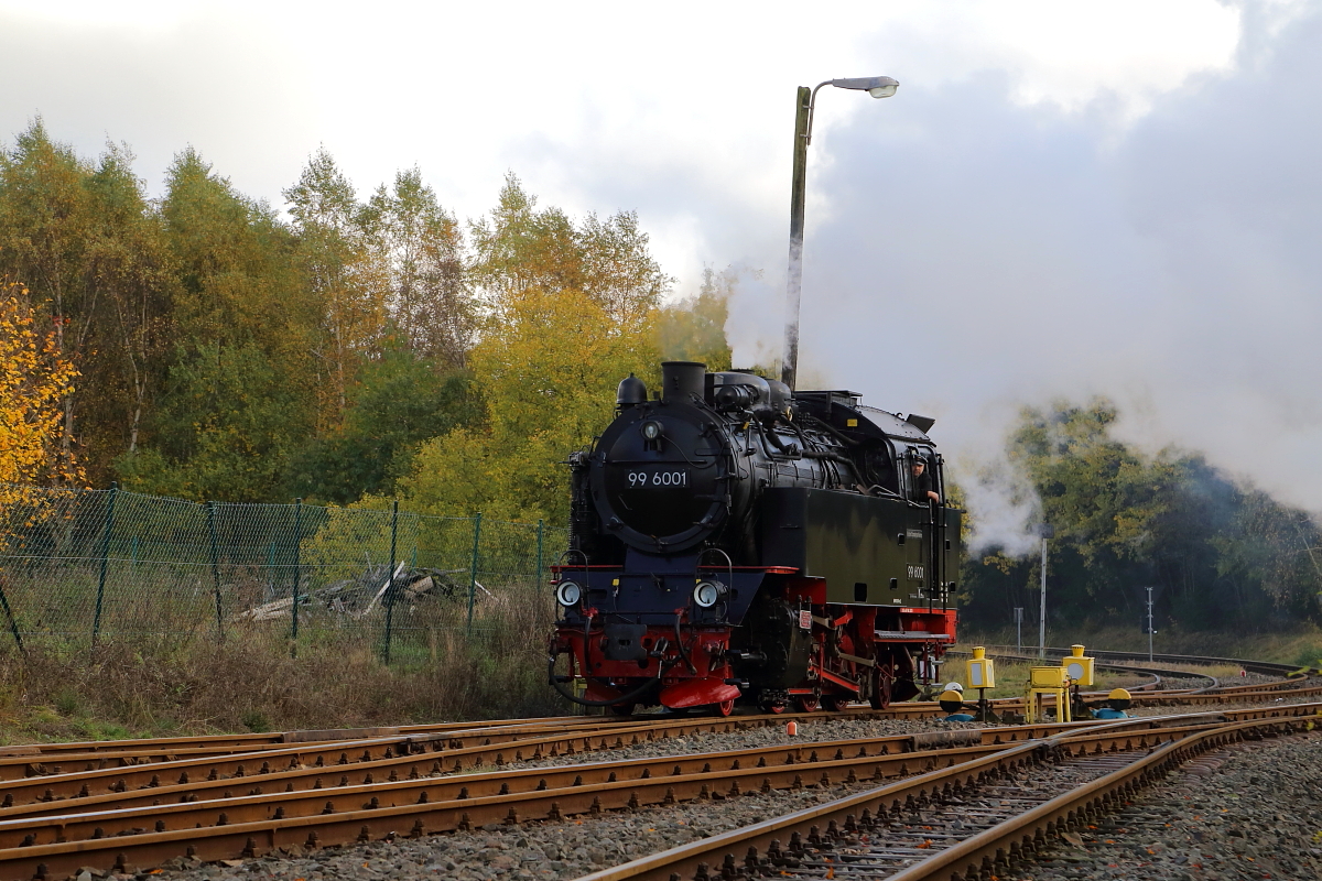 99 6001 am 23.10.2016 auf Rangierfahrt zur Güterwagenübernahme im Bahnhof Stiege. (Bild 2) Um an das andere Ende des Zuges zu gelangen, muß die Lok zuvor ein Stück aus dem Bahnhof herausfahren. Nach dem Umstellen der Weiche, fährt sie nun auf Gleis 1. Die Aufnahme entstand im Rahmen einer Sonderzugfahrt der IG HSB.