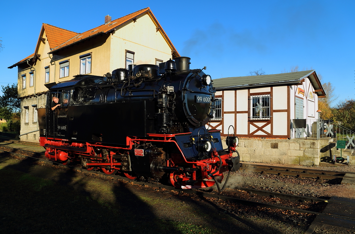 99 6001 am Morgen des 19.10.2014, kurz vor einem Sonderzugeinsatz für die IG HSB, am Bahnhof Gernrode.