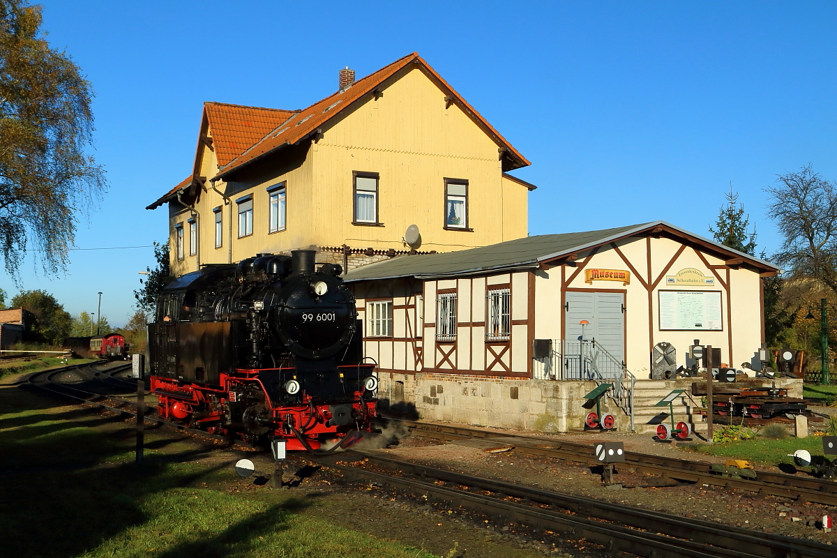 99 6001 am Morgen des 19.10.2014 am ehemaligen Bahndienstgebäude des Gernroder Bahnhofes.