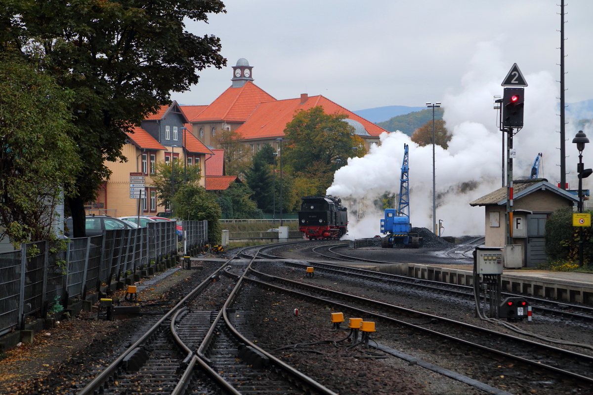99 6001 am Morgen des 18.10.2015 bei der Einfahrt in den Bahnhof Wernigerode, wo sie einen Sonderzug der IG HSB mit den Fahrzielen Harzgerode und Quedlinburg übernehmen wird. Leider war das Wetter an jenem Tag, wieder mal, alles andere als fotofreundlich! (Bild 1)
