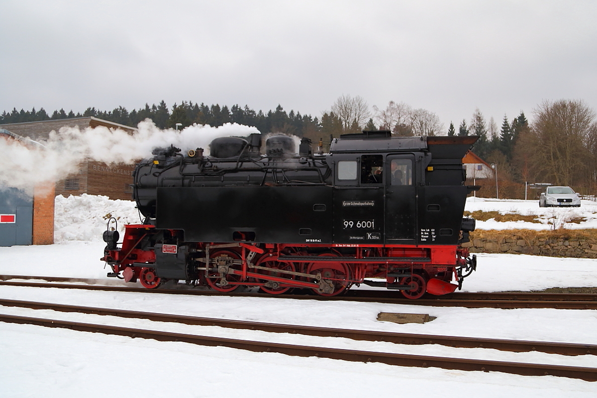 99 6001 am Nachmittag des 15.02.2015 im Bahnhof Benneckenstein. Sie hat gerade Wasser genommen und wird jetzt gleich wieder an ihren IG HSB-Sonderzug ankuppeln, um ihn daraufhin nach Wernigerode zu bringen.