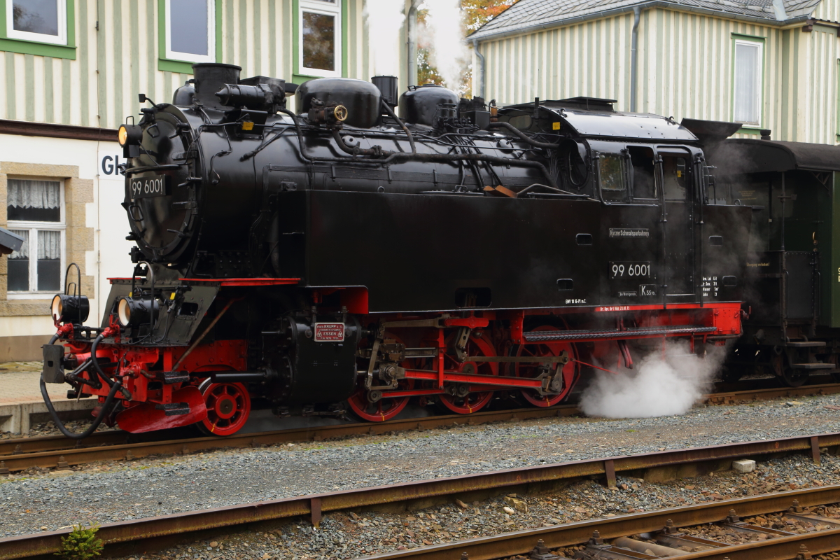 99 6001 am Vormittag des 18.10.2015 auf Gleis 1 im Bahnhof Elend. Am Haken hat sie einen Sonderzug der IG HSB, mit welchem sie an diesem Tag, im Rahmen einer dreitägigen Veranstaltung, von Wernigerode nach Quedlinburg unterwegs war.