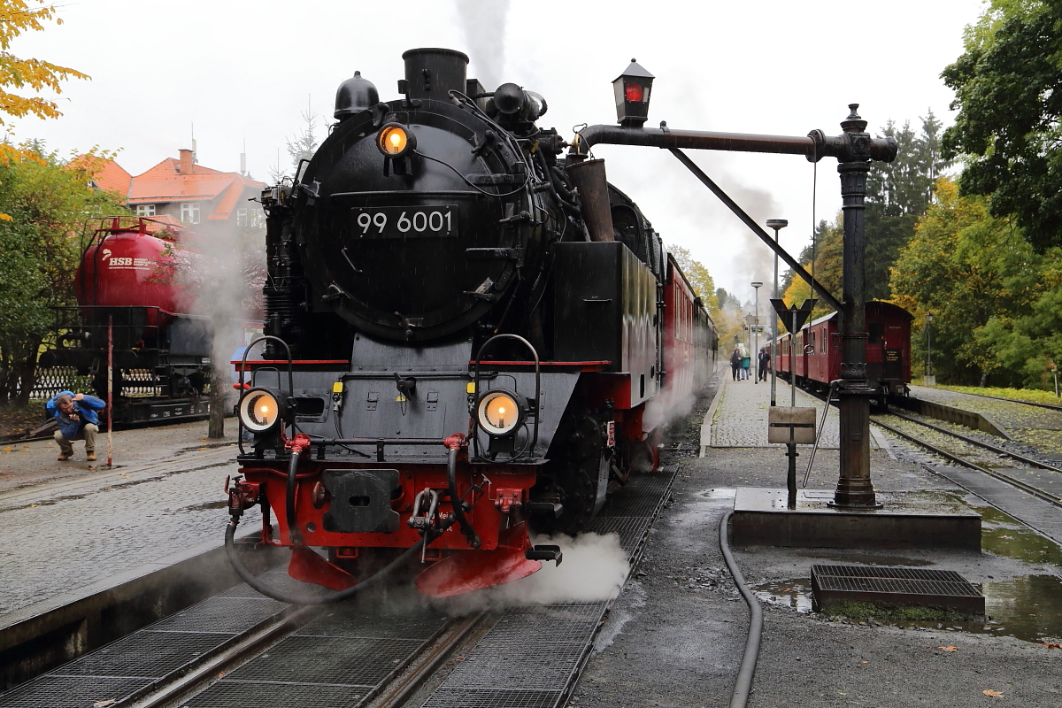 99 6001 mit IG HSB-Sonderzug am Nachmittag des 21.10.2016 beim Wasserfassen in Drei Annen Hohne. Wenig später wird der Zug bei Schneeregen seine Fahrt in Richtung Brocken fortsetzen. (Bild 1)