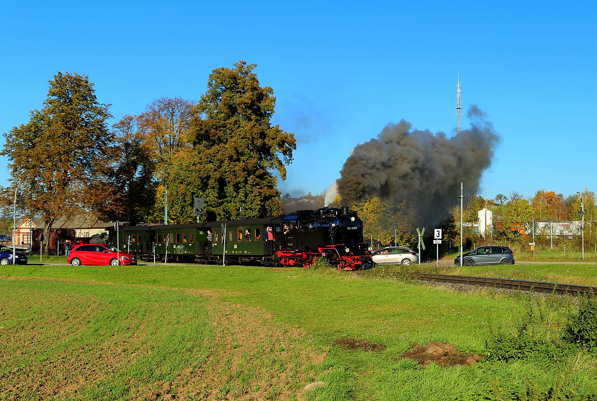 99 6001 mit IG HSB-Sonderzug am 19.10.2014 beim Verlassen des Bahnhofes Gernrode (Bild 1). Hier überquert sie gerade die direkt am Bahnhof vorbeiführende Landstraße L242.