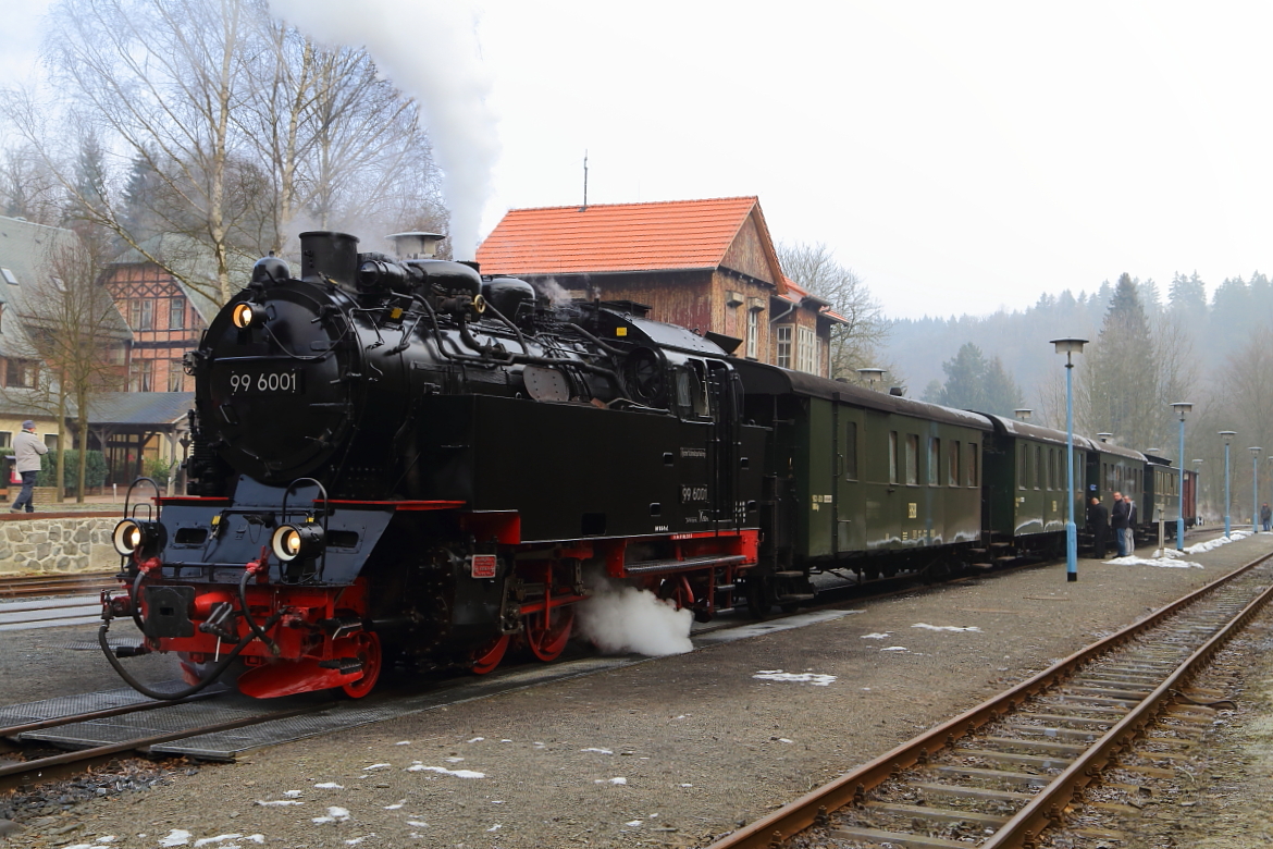 99 6001 mit IG HSB-Sonderzug am 15.02.2015 im Bahnhof Alexisbad. (BIld 1)