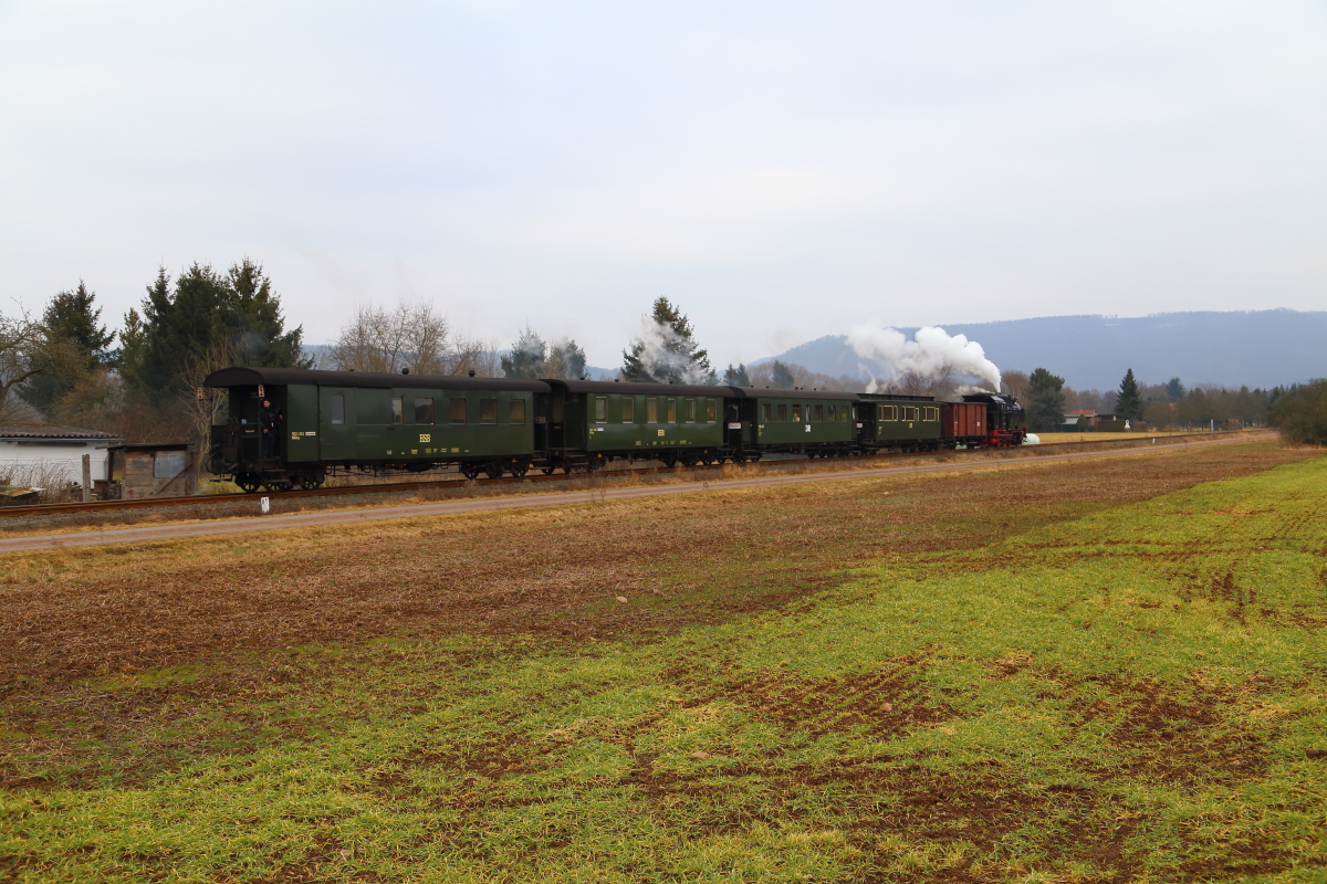99 6001 mit IG HSB-Sonderzug bei einer Scheinanfahrt am 15.02.2015 in Höhe Niedersachswerfen. Im Hintergrund ist bereits der erste Höhenzug des Harzes zu erkennen.