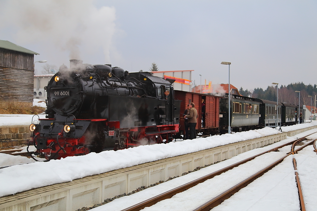 99 6001 mit IG HSB-Sonderzug auf Fahrt von Nordhausen-Nord nach Wernigerode, am Nachmittag des 15.02.2015, kurz nach Einfahrt in den Bahnhof Benneckenstein. Da sich der Gegenzug wegen Maschinenschadens erheblich verspätet, gibt es hier eine längere Zwangspause. (Aufnahme aus offizieller Fotolinie!) Bild 2