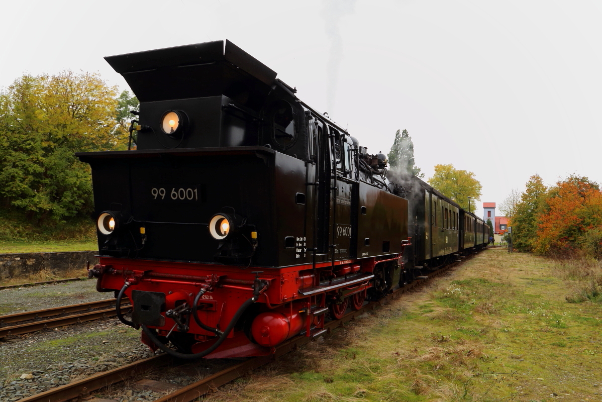 99 6001 mit IG HSB-Sonderzug am 18.10.2015 auf Gleis 2 im Bahnhof Harzgerode. Die Lok wird hier abgekuppelt und verläßt für eine Weile den Zug, um vom LKW aus mit Kohle versorgt zu werden.
