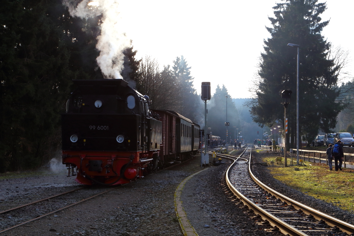 99 6001 mit IG HSB-Sonderzug 2 am Nachmittag des 06.02.2016 abgestellt auf dem nördlichen Stumpfgleis des Bahnhofes Drei Annen Hohne. Bevor er zu seinem Ausgangsort Wernigerode zurückkehren kann, sind noch einige Planzugkreuzungen und -überholungen abzuwarten.Auf Gleis 3 hinten links ist gerade P8929 vom Brocken eingefahren, der wenig später nach Nordhausen weiterfahren wird.