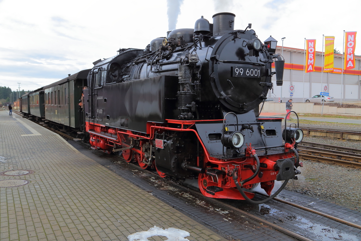 99 6001 mit IG HSB-Sonderzug am 07.02.2016, kurz vor Ausfahrt nach Eisfelder Talmühle, abfahrbereit im Bahnhof Benneckenstein.