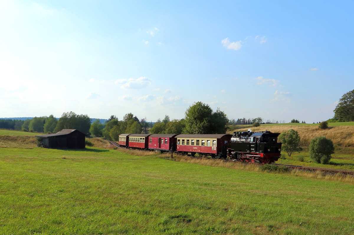 99 6001 mit P 8964 (Eisfelder Talmühle - Quedlinburg) am Abend des 31.08.2019 auf der Hochebene, kurz hinter Stiege. (Bild 3)