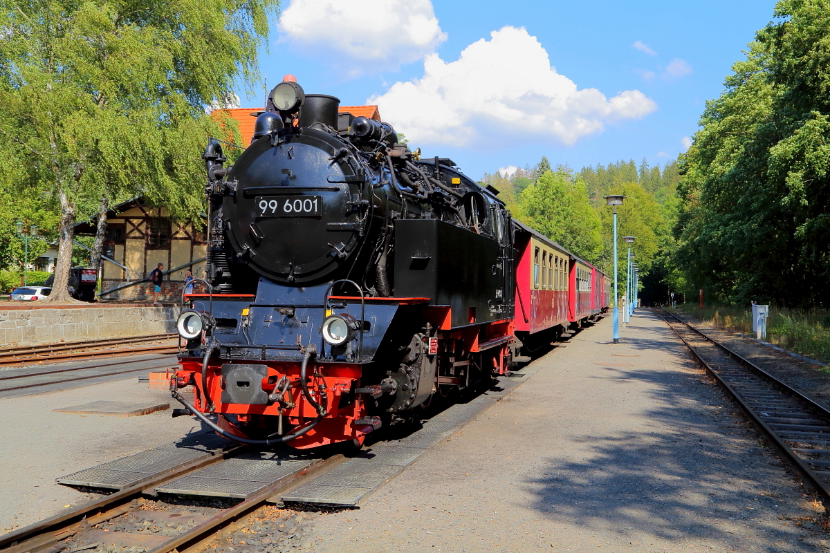 99 6001 mit P8965 (Gernrode-Hasselfelde) am Nachmittag des 31.08.2019 im Bahnhof Alexisbad. (Bild 1)