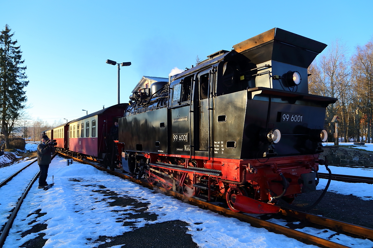 99 6001 mit P8967 (Hasselfelde - Eisfelder Talmühle) am späten Nachmittag des 13.02.2015 bei der Einfahrt in den Bahnhof Stiege.