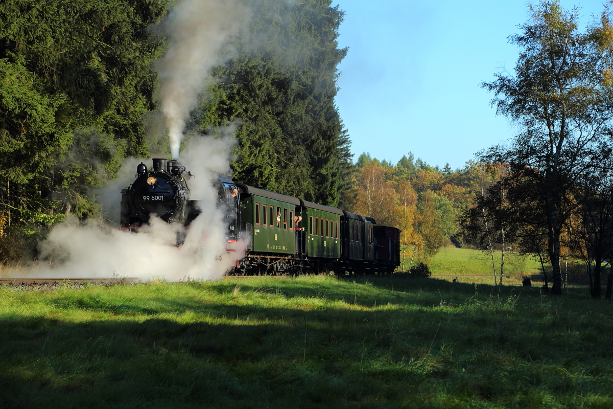 99 6001 mit Sonder-PmG der IG HSB am 19.10.2014 zwischen Sternhaus Haferfeld und Sternhaus Ramberg (km 6,3) beim Zurückdrücken für eine Scheinanfahrt, hier gerade beim Durchblasen der Zylinderentwässerungen.