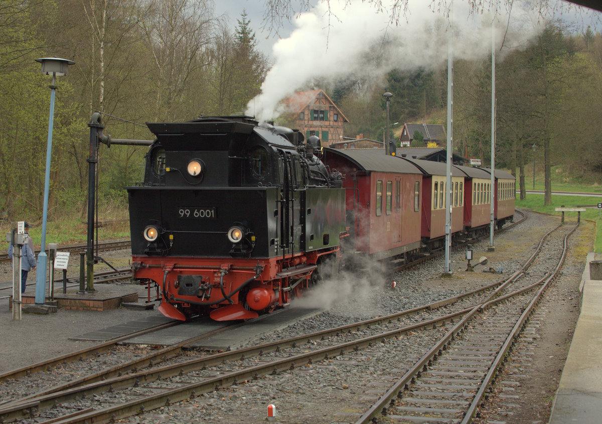 99 6001 nimmt Wasser in Alexisbad, bevor die Fahrt nach Gernrode fortgesetzt wird.