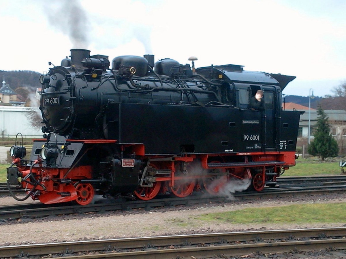 99 6001 von der Selketalbahn , bei Rangierarbeiten im Bahnhof Gernrode , am 13.1.2016