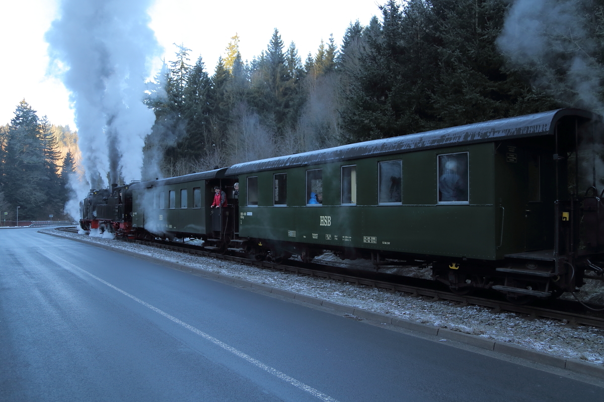 99 6101 und 99 5901 am Vormittag des 14.02.2015 beim Zurückdrücken des IG HSB-Sonderzuges, zur Vorbereitung einer Scheinanfahrt in Mägdesprung. (Bild 1)