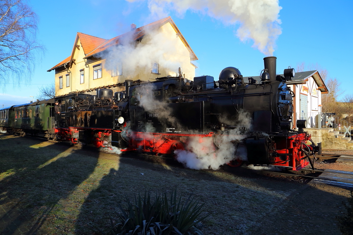 99 6101 und 99 5901 mit IG HSB-Sonder-PmG am Morgen des 14.02.2015 auf Bereitstellungsfahrt zum Bahnsteig im Bahnhof Gernrode. Nach dem Einsteigen der Fahrgäste geht es dann los, zu einer wunderschönen Fotofahrt ins Selketal!