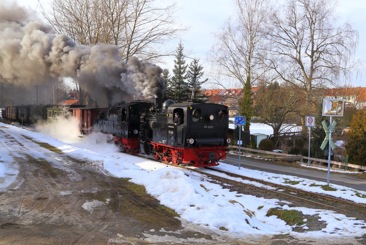 99 6101 und 99 5901 mit IG HSB-Sonder-PmG am 14.02.2015 beim Verlassen des Bahnhofes Hasselfelde zur Rückfahrt nach Gernrode. (Bild 1)