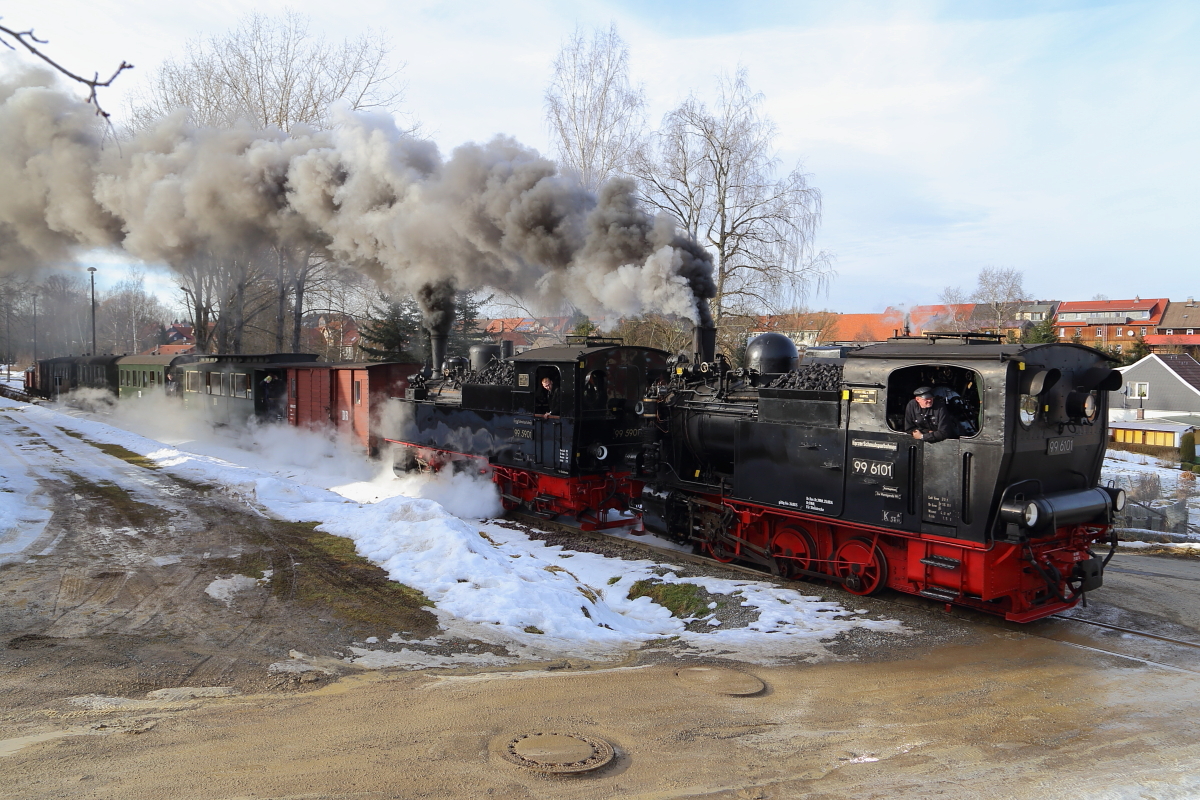 99 6101 und 99 5901 mit IG HSB-Sonder-PmG am 14.02.2015 beim Verlassen des Bahnhofes Hasselfelde zur Rückfahrt nach Gernrode. (Bild 2)