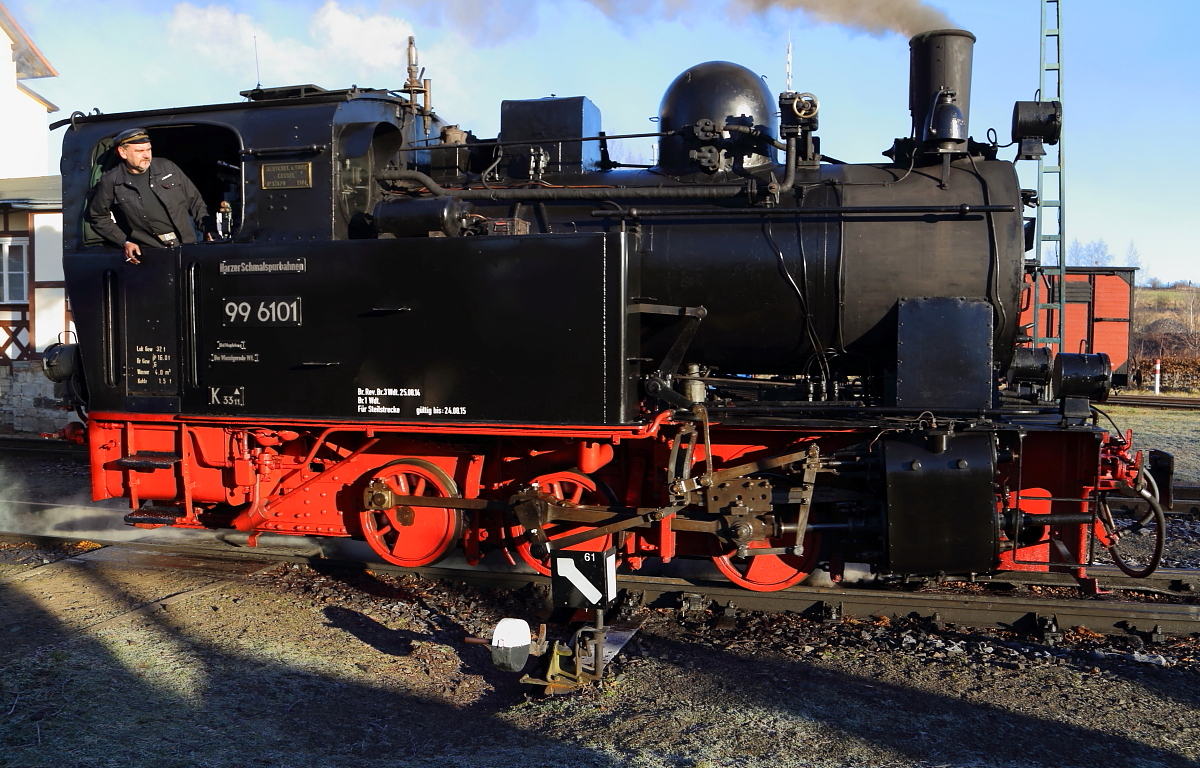 99 6101 am 14.02.2015 auf Rangierfahrt am Bahnhof Gernrode.