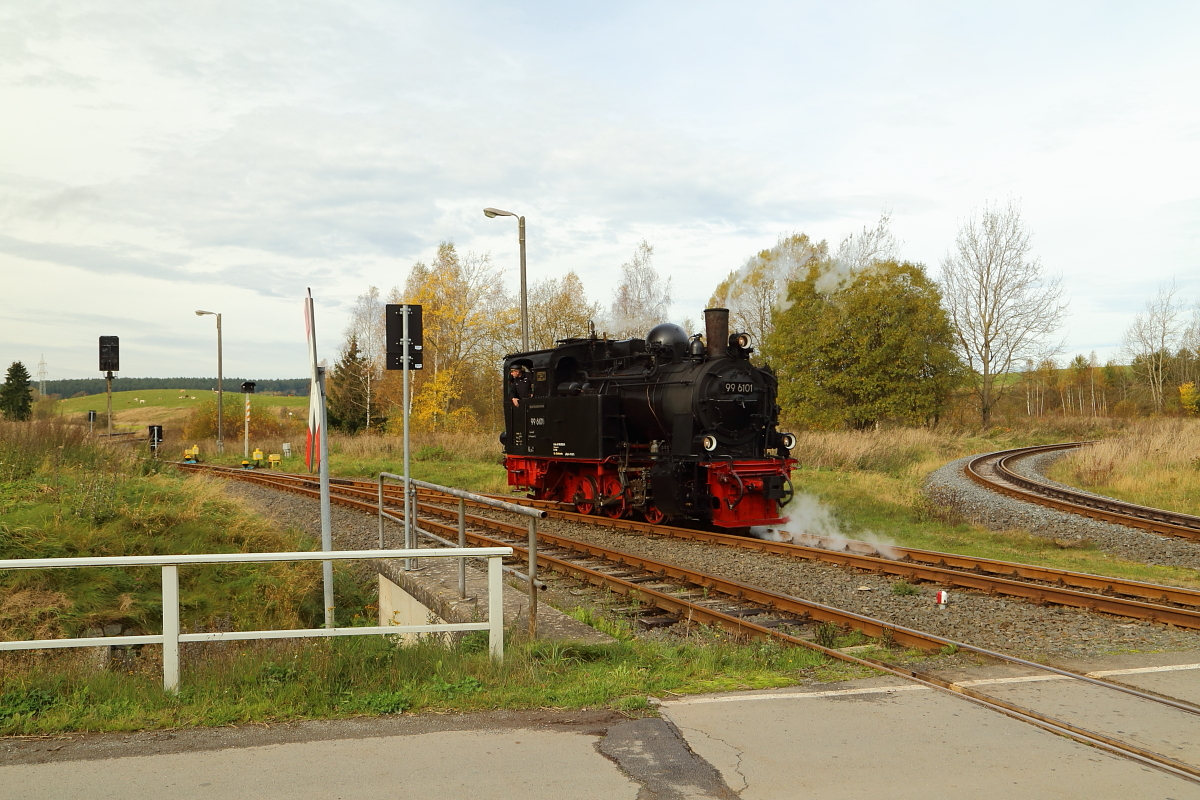 99 6101 am 18.10.2014 auf Rangierfahrt am Bahnhof Stiege. Rechts ist die Einfahrt in die bekannte Wendeschleife zu sehen.