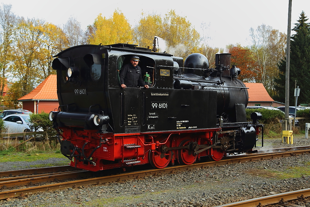99 6101 am 18.10.2014 im Bahnhof Stiege. Sie wird in wenigen Augenblicken, nach dem Umsetzen, wieder ihren IG HSB-Sonderzug aus Quedlinburg übernehmen, um ihn dann nach Hasselfelde hinaufzubringen, dem Zielort der heutigen Sonderfahrt.