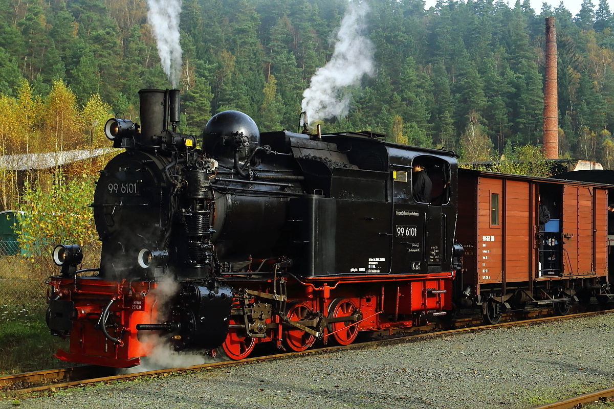 99 6101 am 18.10.2014 im Haltepunkt Silberhütte (Anhalt). Im Schlepp hat sie einen Sonderzug der IG HSB, unterwegs von Quedlinburg nach Hasselfelde.