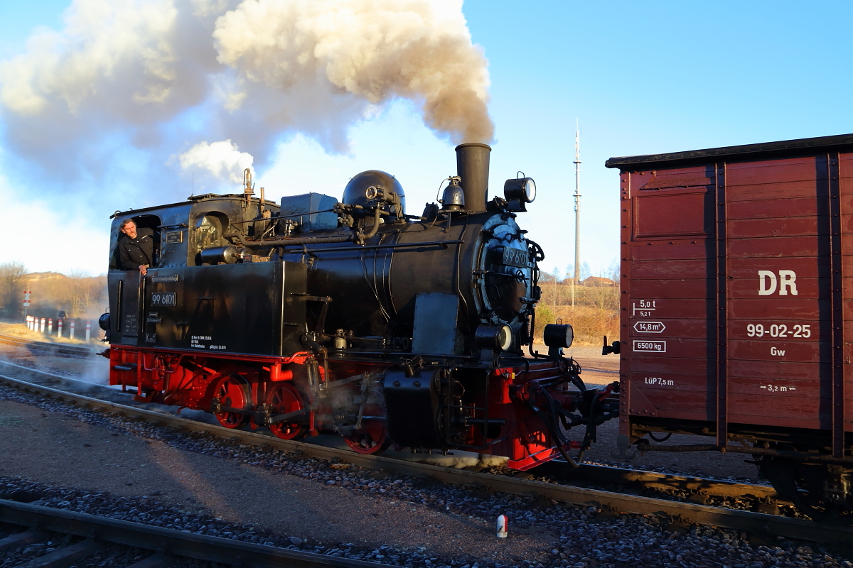 99 6101 am Morgen des 14.02.2015 auf Rangierfahrt im Bahnhof Gernrode. (Bild 5)