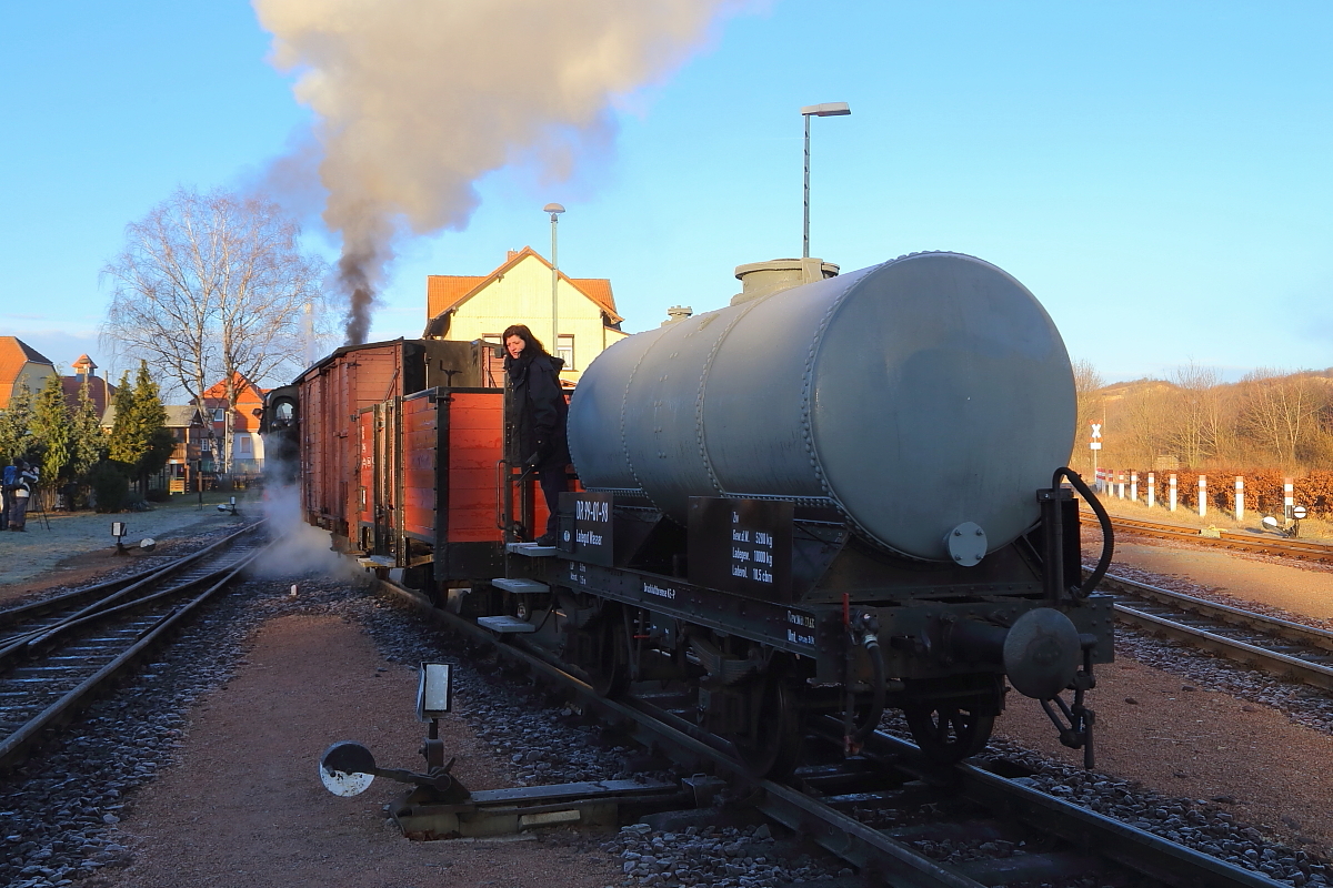 99 6101 am Morgen des 14.02.2015 auf Rangierfahrt im Bahnhof Gernrode. (Bild 6)