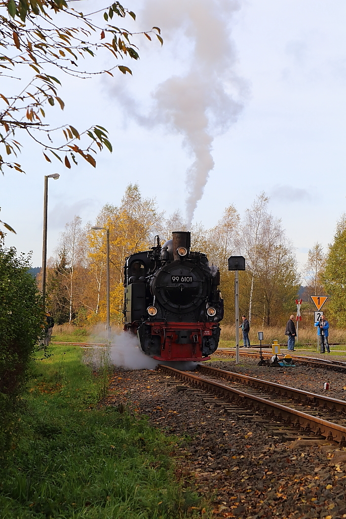 99 6101 am Nachmittag des 18.10.2014 auf Rangierfahrt im Bahnhof Stiege.