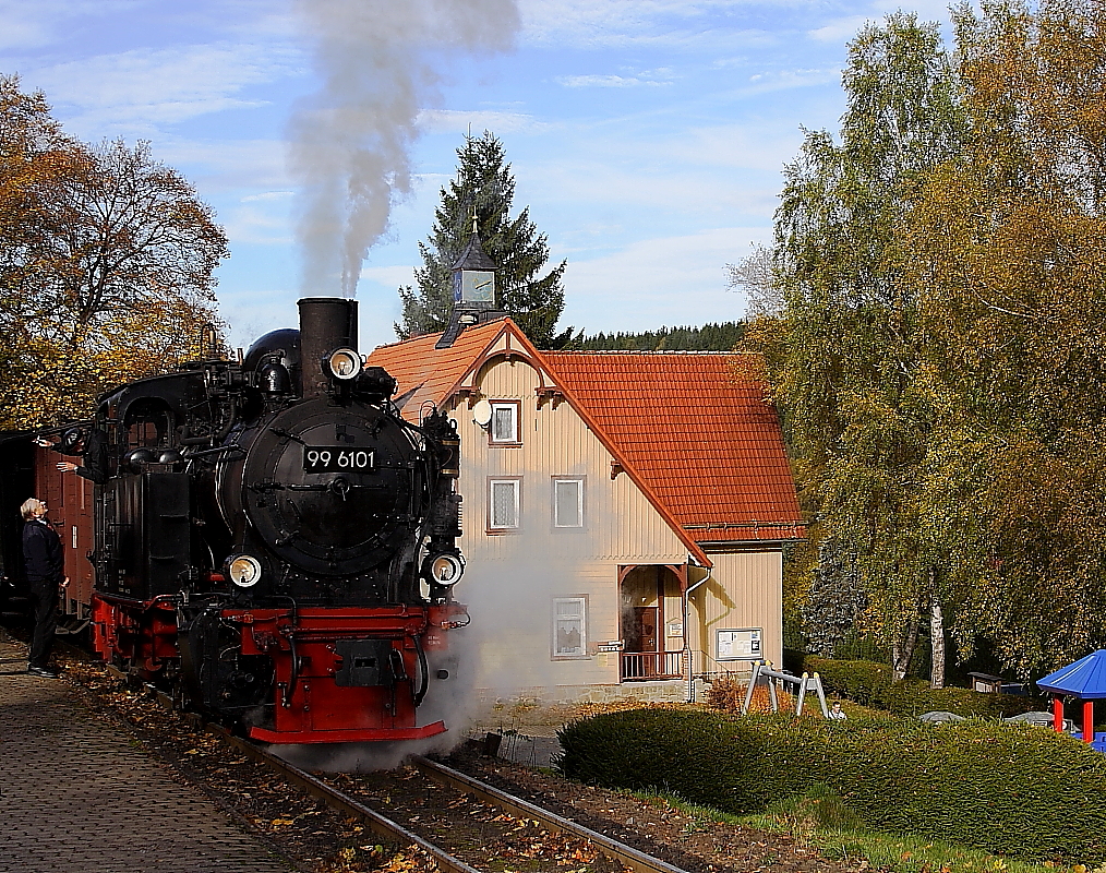 99 6101 mit einem Sonderzug der IG HSB am 19.10.2013 im Haltepunkt Sorge. Links sind Lokführer und Reiseleiter im angeregten Gespräch zu sehen. Ob der Lokführer wohl gerade die Größe des längsten Teleobjektivs, welches er heute gesehen hat, andeuten will? ;-)