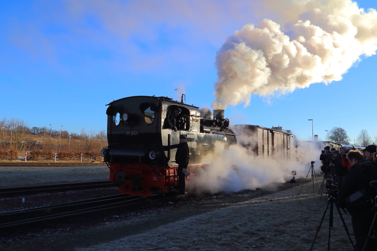99 6101 mit IG HSB-Sonder-PmG am 14.02.2015 bei der  Abnahme der Fotografenparade  im Bahnhof Gernrode! ;-)