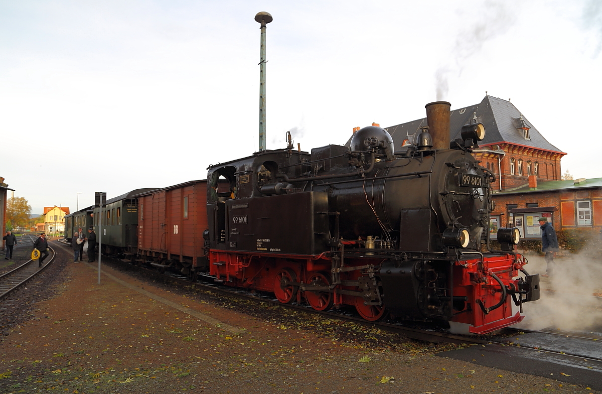 99 6101 mit IG HSB-Sonderzug am 18.10.2014 im Bahnhof Gernrode. Der Zug ist gerade, aus Quedlinburg kommend, eingelaufen und wird nach dem Wasserfassen seine Fahrt in Richtung Hasselfelde fortsetzen. 