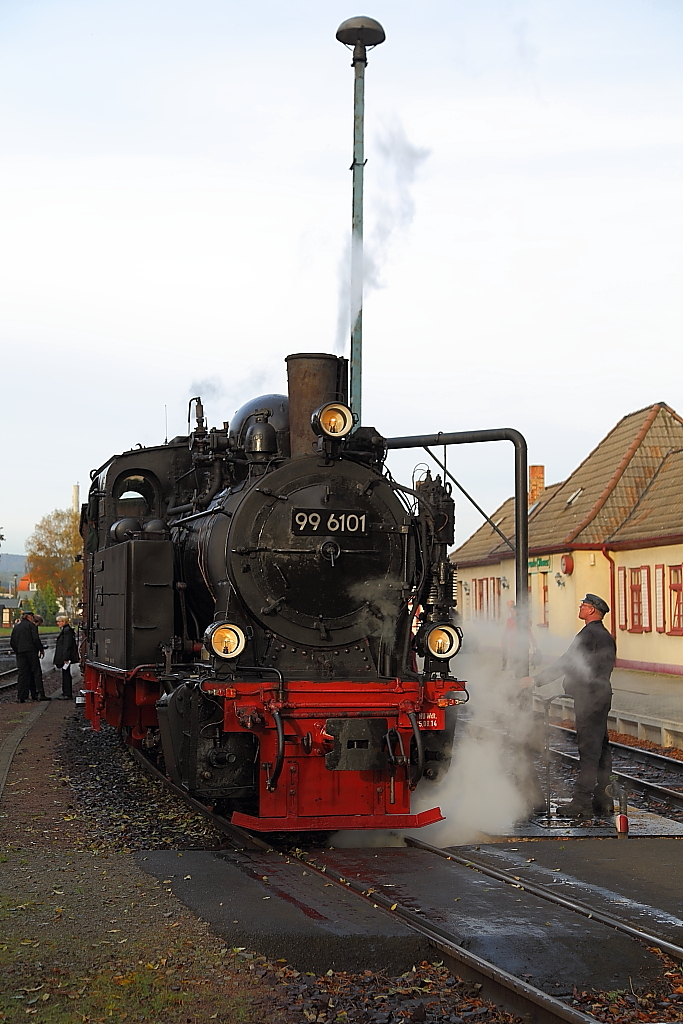 99 6101 mit IG HSB-Sonderzug beim Wasserfassen am Morgen des 18.10.2014 im Bahnhof Gernrode.