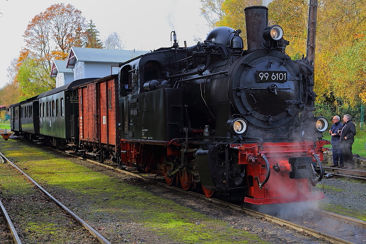 99 6101 mit IG HSB-Sonderzug, am 18.10.2014 im Bahnhof Hasselfelde, bereit zur Rückfahrt nach Quedlinburg.