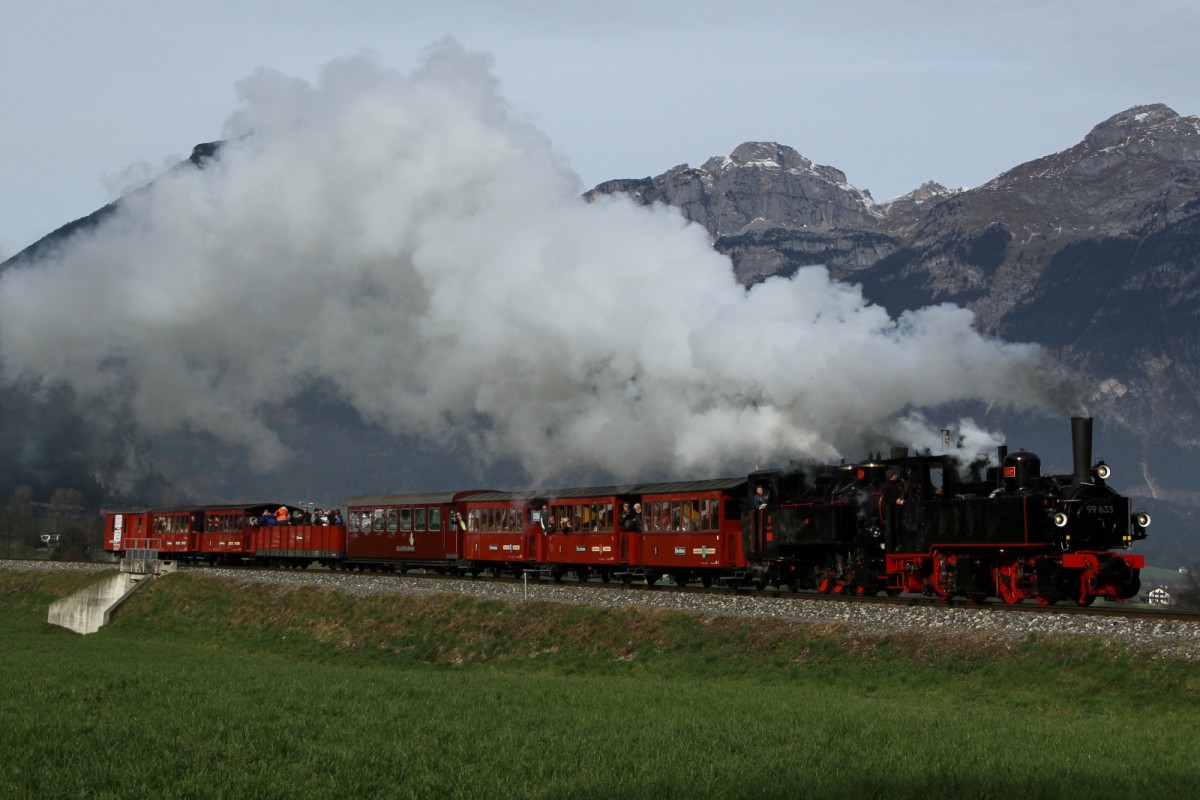 99 633 am 22.11.2014 bei der ersten Fahrt durchs Zillertal.
Komisch das es hier nicht schon mehr Bilder davon gibt, so viele Eisenbahn Fuzzies auf einmal habe ich noch nie gesehen.