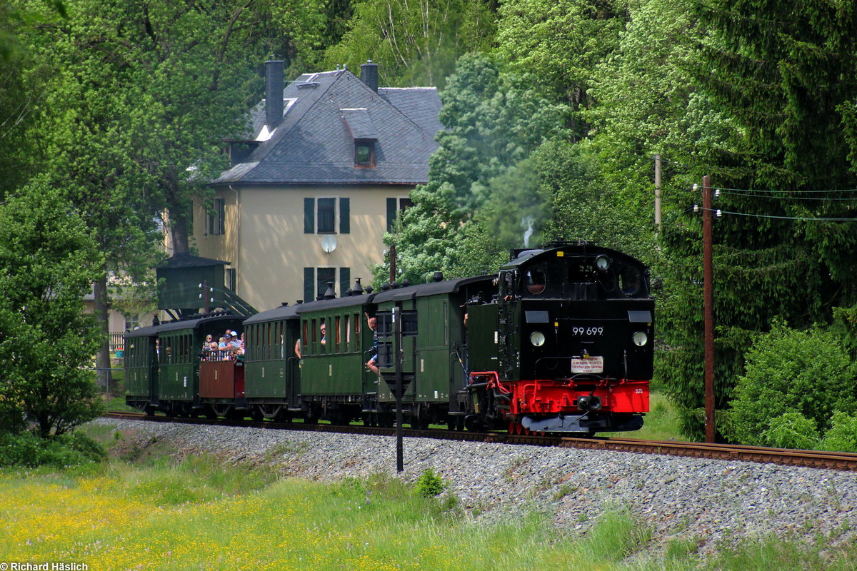 99 715 die zu Pfingsten 2017 gedreht als 99 699 durchs Preßnitztal fuhr fährt am 03.06.2017 in den Bahnhof Schmalzgrube ein.