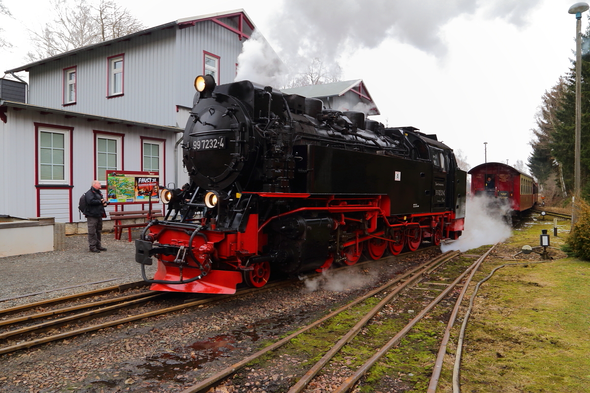 99 7232 am späten Nachmittag des 25.02.2017 unterwegs zum Wasserkran im Bahnhof Hasselfelde. Vorsichtig rumpelt die schwere Maschine über die betagten Gleisanlagen.