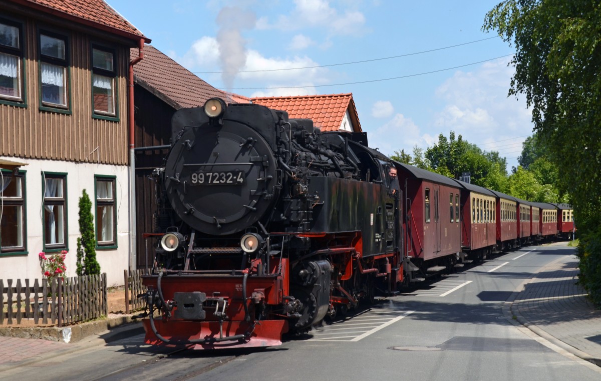 99 7232 hat mit ihrem Personenzug soeben den Haltepunkt Hochschule Harz verlassen uns setzt nun ihre Fahrt hinauf zum Brocken fort.