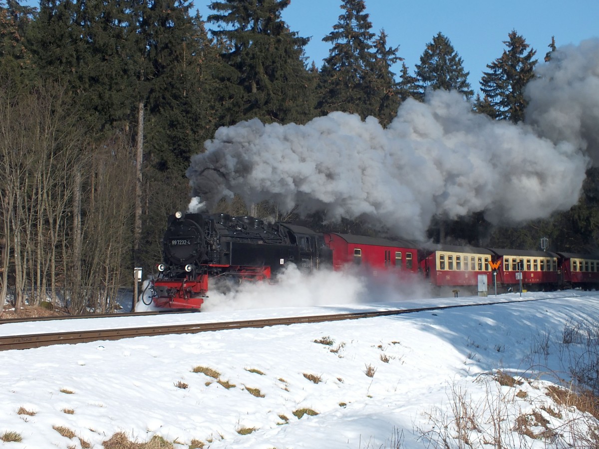 99 7232 der HSB am 15.02.2015 kurz nach der Ausfahrt aus dem Bahnhof Drei Annen Hohne in Richtung Brocken.