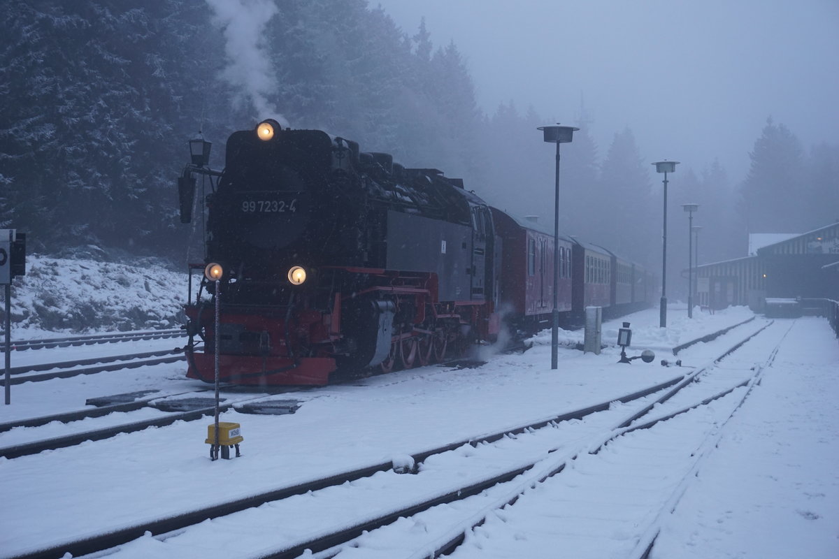 99 7232 mit dem letzten Personenzug des Tages auf den Brocken am 20.11.2017 in Schierke.
