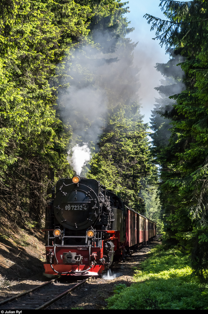 99 7232 mit einem Personenzug zum Brocken am 1. Juni 2017 beim Bahnübergang Pfarrstieg.