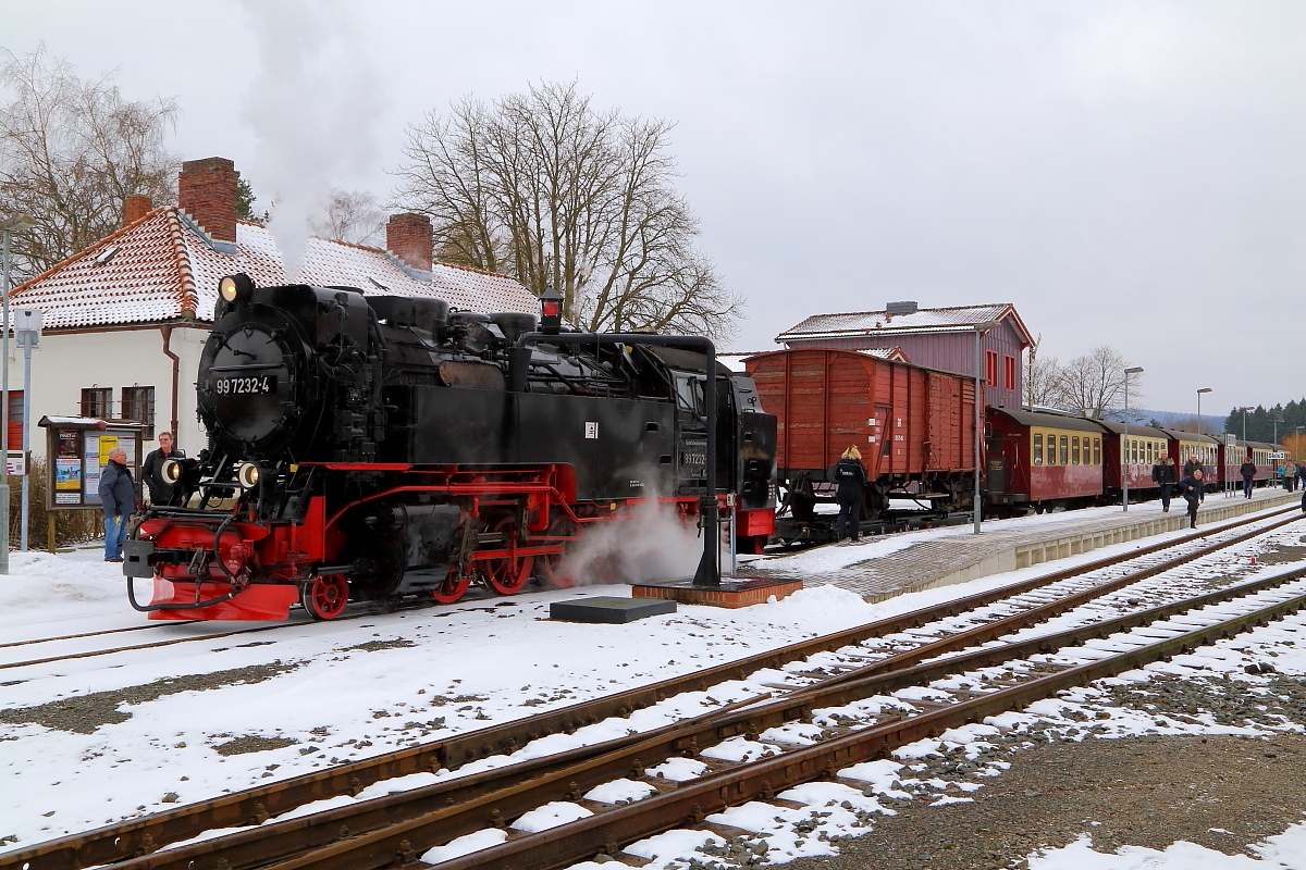 99 7232 mit IG HSB-Sonder-PmG am Vormittag des 25.02.2017 beim Wasserfassen im Bahnhof Benneckenstein. (Bild 1)