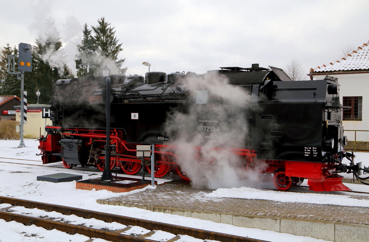 99 7232 mit IG HSB-Sonder-PmG am Vormittag des 25.02.2017 beim Wasserfassen im Bahnhof Benneckenstein. (Bild 2)