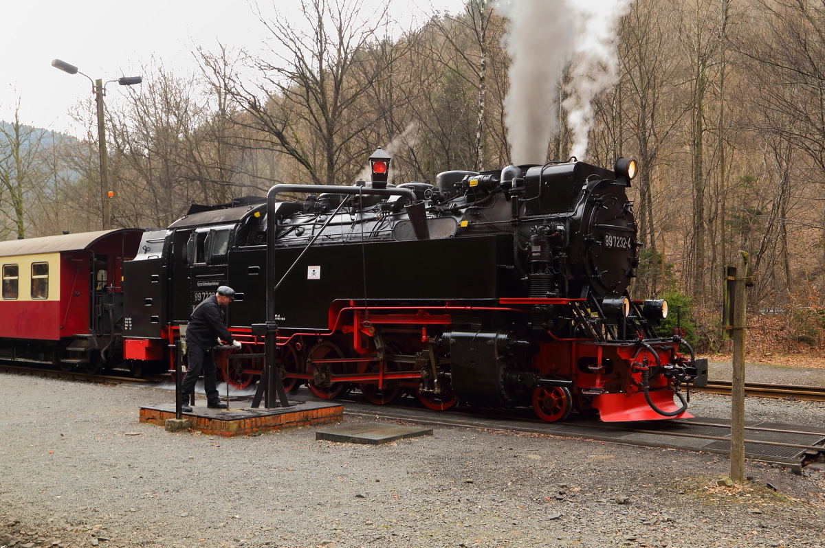 99 7232 mit IG HSB-Sonder-PmG (Wernigerode-Nordhausen-Hasselfelde) am Nachmittag des 25.02.2017 kurz nach Erreichen des Bahnhofes Eisfelder Talmühle. Als Erstes wird wieder Wasser genommen, da die Vorräte, auch bedingt durch einen außerplanmäßige langen Zwischenhalt in Ilfeld, ziemlich erschöpft sind.
